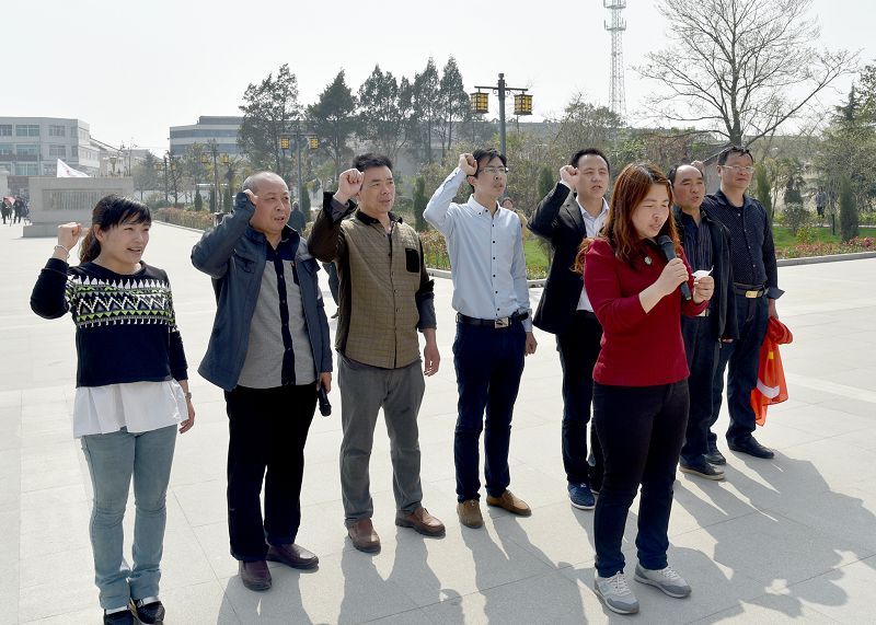 马甸初中2016年清明祭扫烈士墓